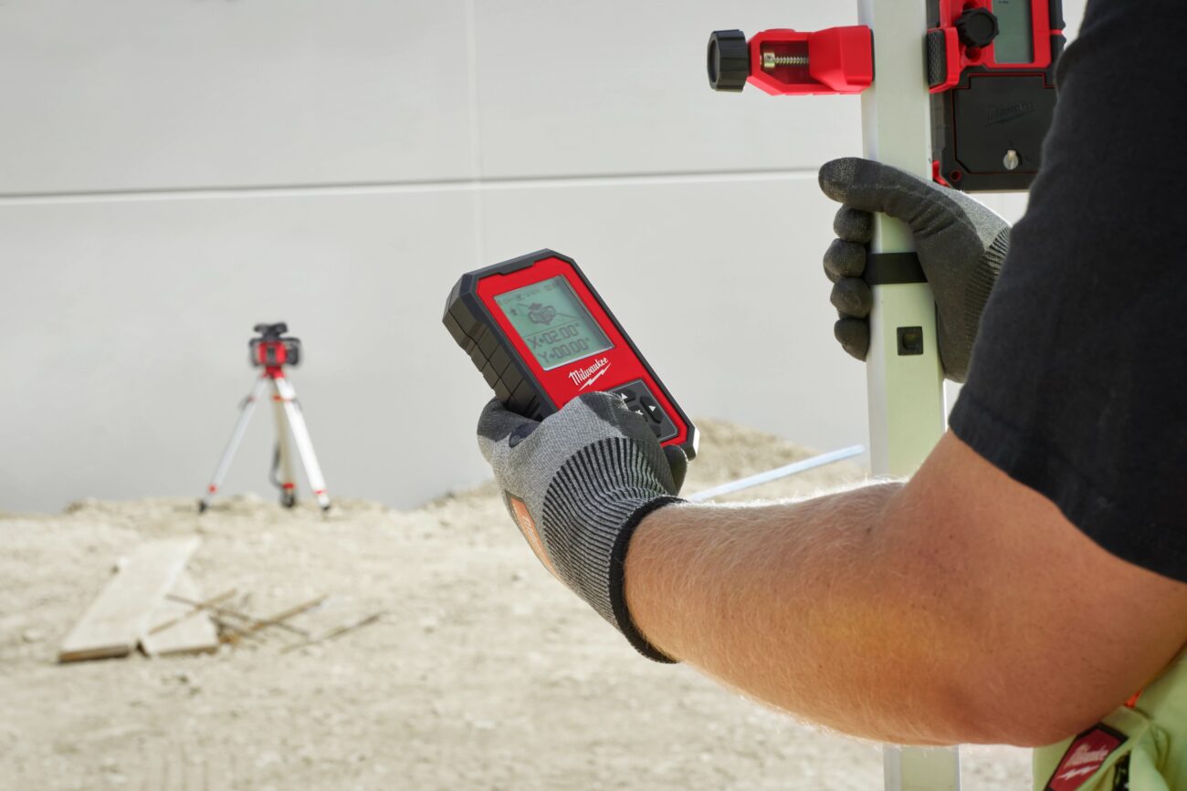 M18 Red Dual Slope Rotary Laser (3704-21). M18 Red Exterior Dual Slope Rotary Laser Level Kit with Receiver, Remote, Grade Rod, and Tripod (3704-21T).